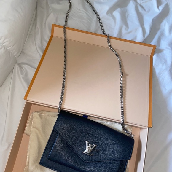 Louis Vuitton leather mylockme chain pochette! - Picture 2 of 6